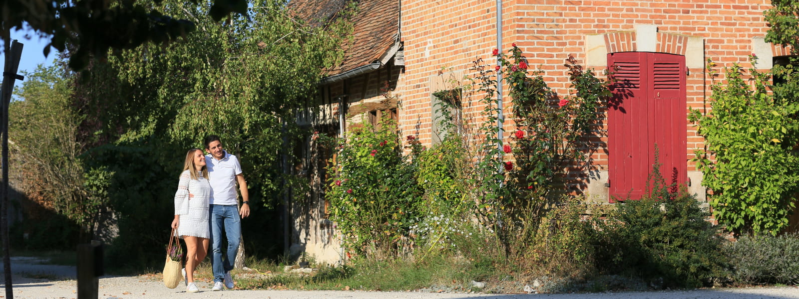 Couple en balade dans un village